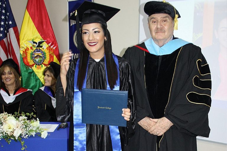 Primera graduación de alumnos de International University of Santa Cruz (iU)