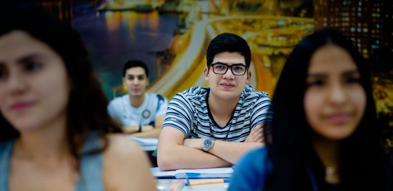 Alumnos de iU en clase en Santa Cruz