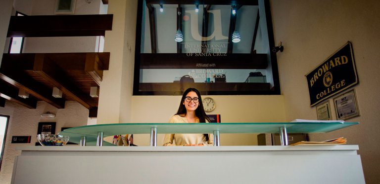 Recepción del campus de International University of Santa Cruz (iU) en Barrio Sirari