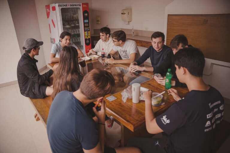 Grupo de alumnos de iU estudiando juntos en el campus