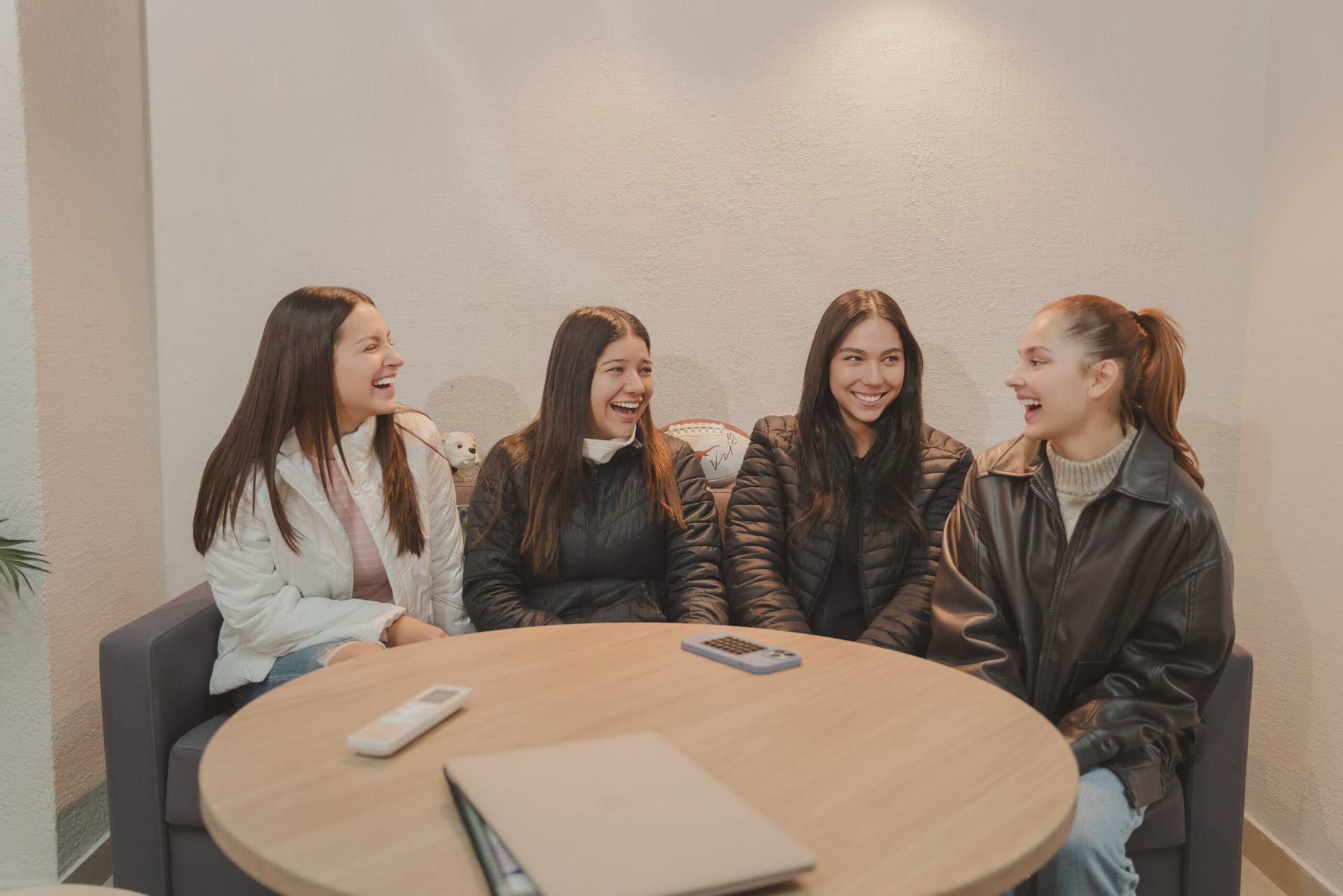 Alumnas de iU conversando en el campus