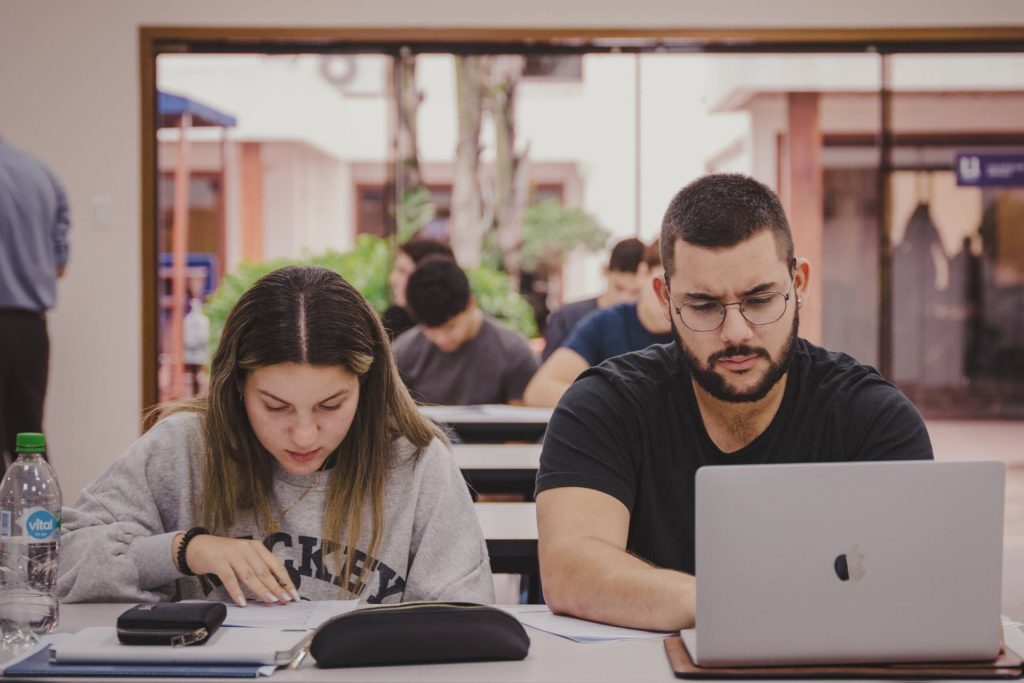 Alumnos de iU estudiando en el campus de Santa Cruz