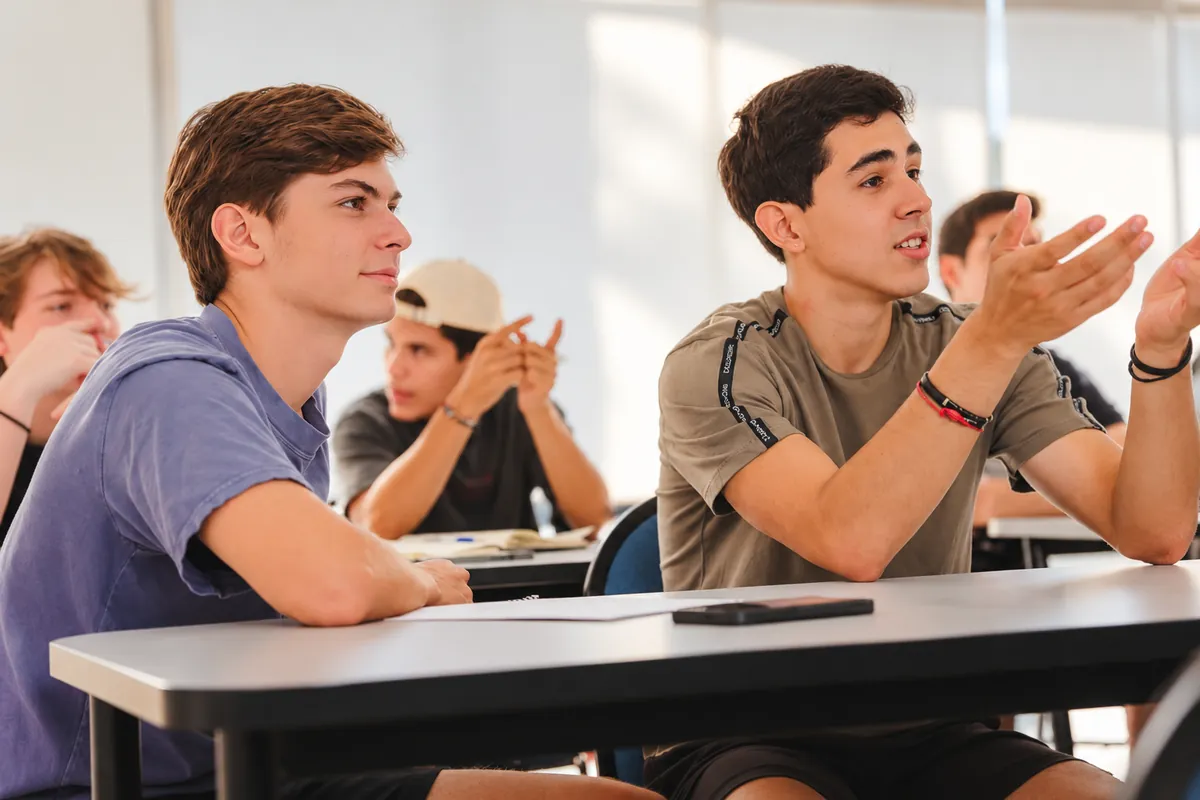 Alumnos de iU participando en una clase en inglés en Santa Cruz de la Sierra