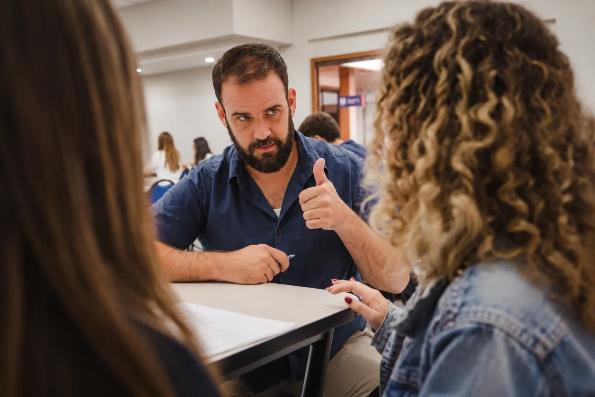 Asesor de iU acompañando a dos alumnas en su proceso de transferencia a Estados Unidos