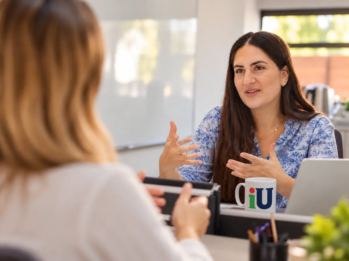 Asesora de iU resolviendo las dudas de una alumna sobre estudiar en Estados Unidos