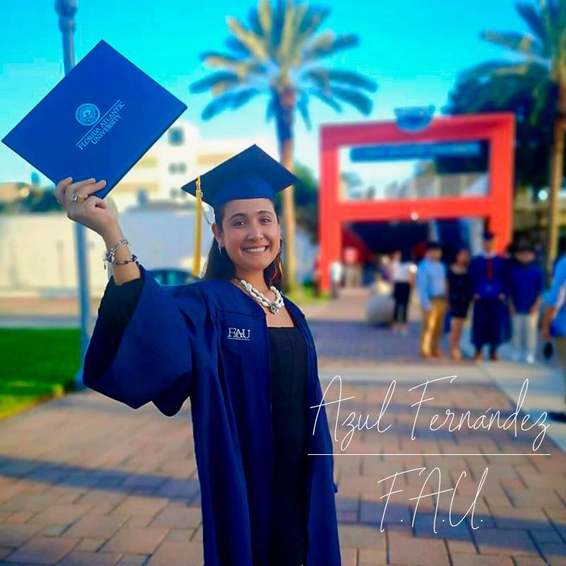 Azul Fernández, ex alumna de iU, en su graduación de Florida Atlantic University