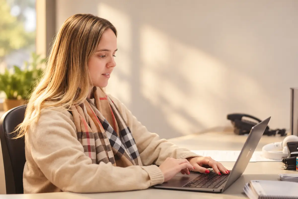 Asesora académica de iU trabajando en su escritorio del campus
