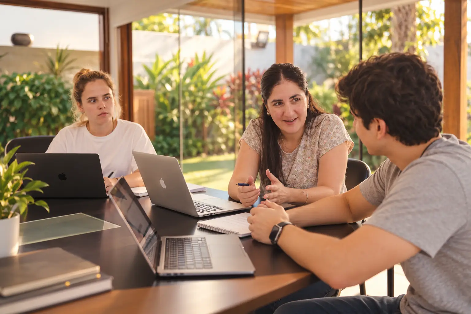 Asesora académica de iU orientando a dos alumnos sobre su transferencia a universidades de Estados Unidos